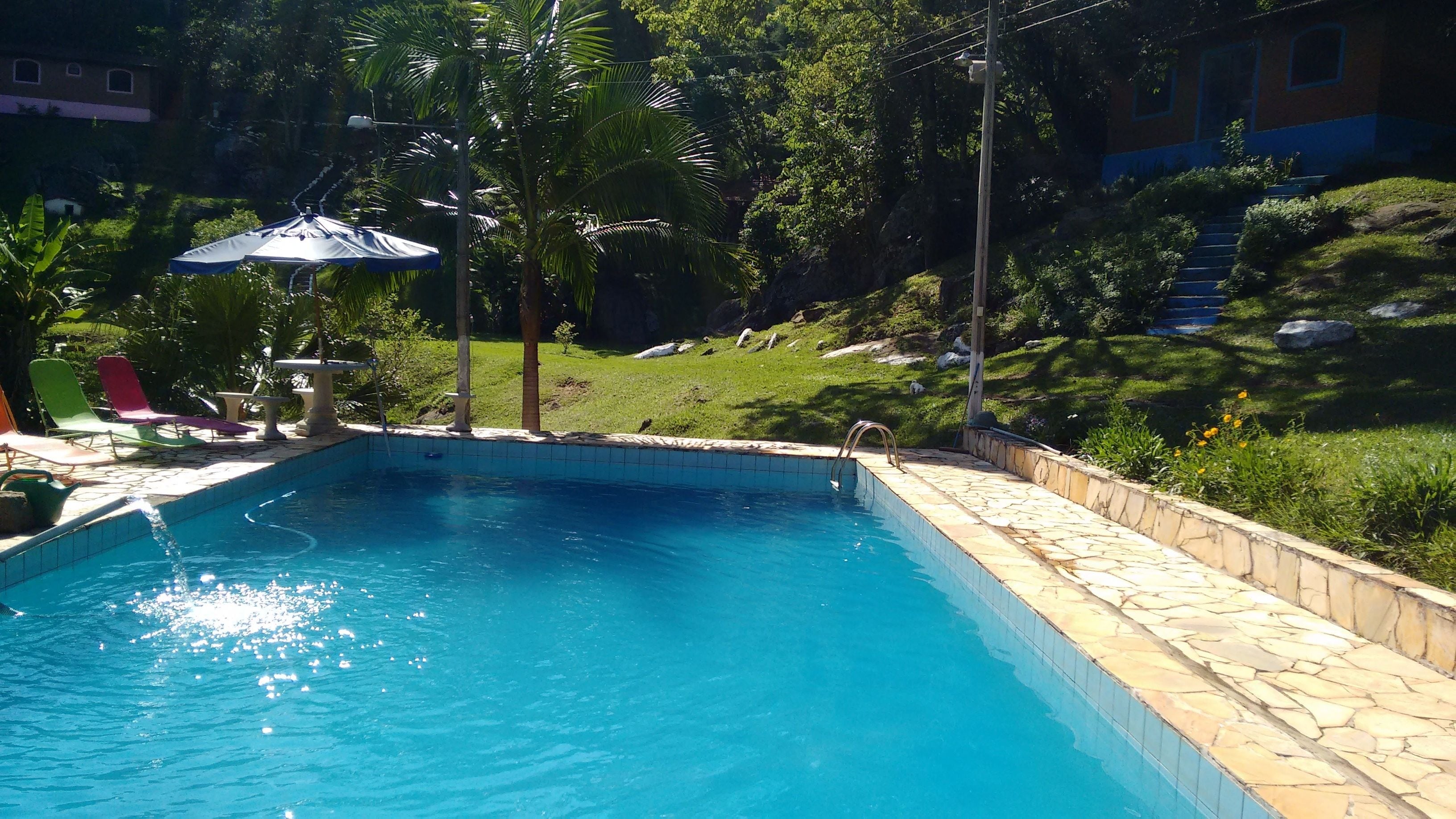 Kolam renang outdoor, dengan kursi berjemur