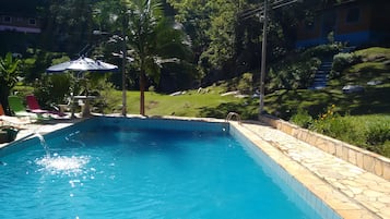 Alberca al aire libre, acceso de 08:00 a 22:00, y camastros