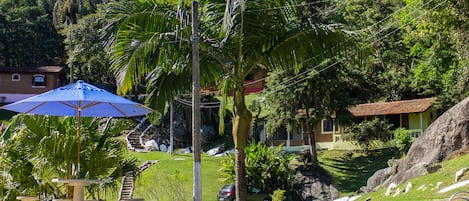 Piscina externa, funciona das 8h às 22h, espreguiçadeiras