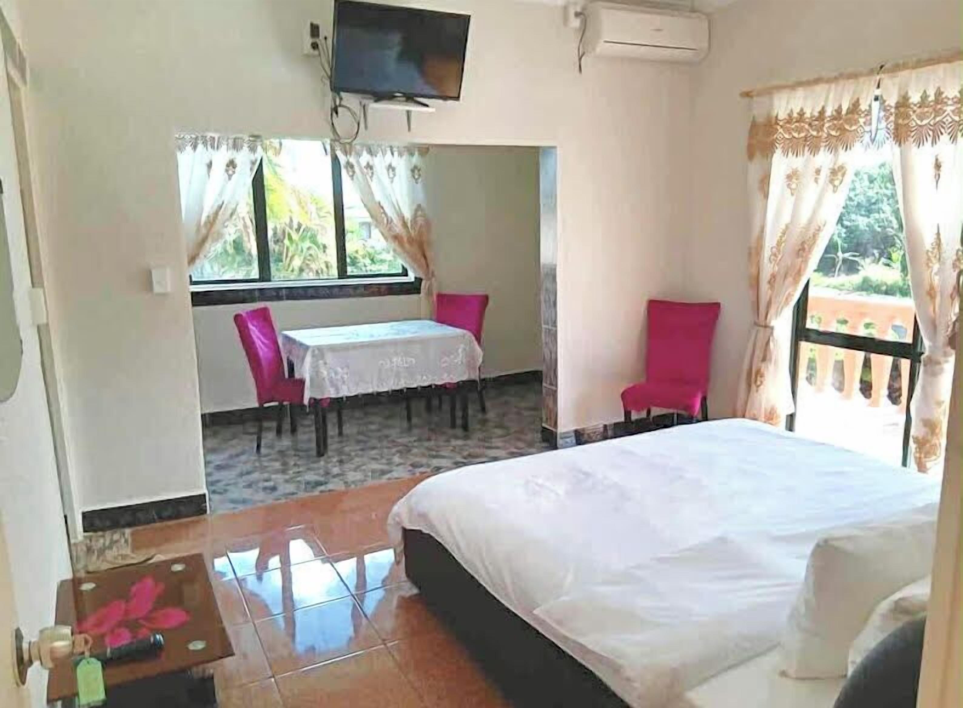 Deluxe Double Room, 1 King Bed, Non Smoking, Ensuite | 1 bedroom, in-room safe, desk, laptop workspace