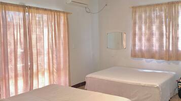 1 غرفة نوم وخزنة داخل الغرفة ومكتب ومساحة عمل للكمبيوتر المحمول