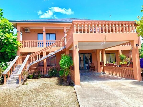 Fachada de la propiedad