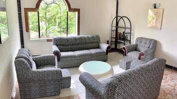 40-Zoll-Flachbildfernseher mit Satellitenempfang, Streaming-Dienste