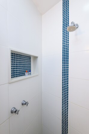 Douche, séchoir à cheveux, bidet, serviettes fournies