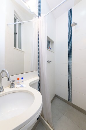 Bathroom - All in Rio - Excelente Localização na Quadra da Praia (Rio de Janeiro)