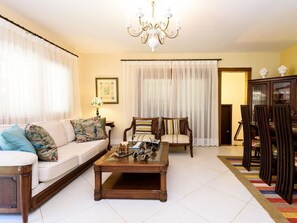 Leilighet, ikke-røyk | Oppholdsrom | Flatskjerm-TV og peis