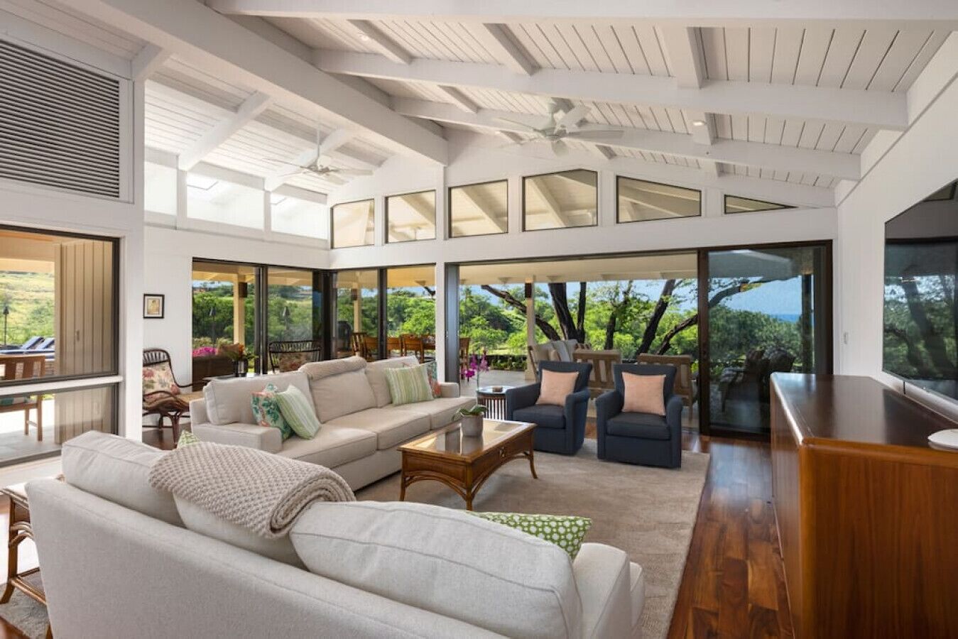 Smart-tv, boeken en een printer