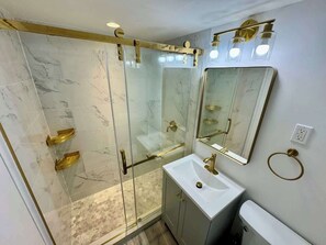 Shower, hair dryer, towels, soap - Directly on the Beach with Pool & Ocean access ! (Miami Beach)