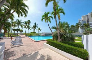 Outdoor pool, a heated pool - Directly on the Beach with Pool & Ocean access ! (Miami Beach)