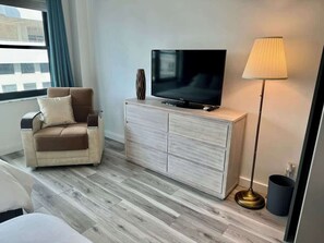 TV, offices - Directly on the Beach with Pool & Ocean access ! (Miami Beach)