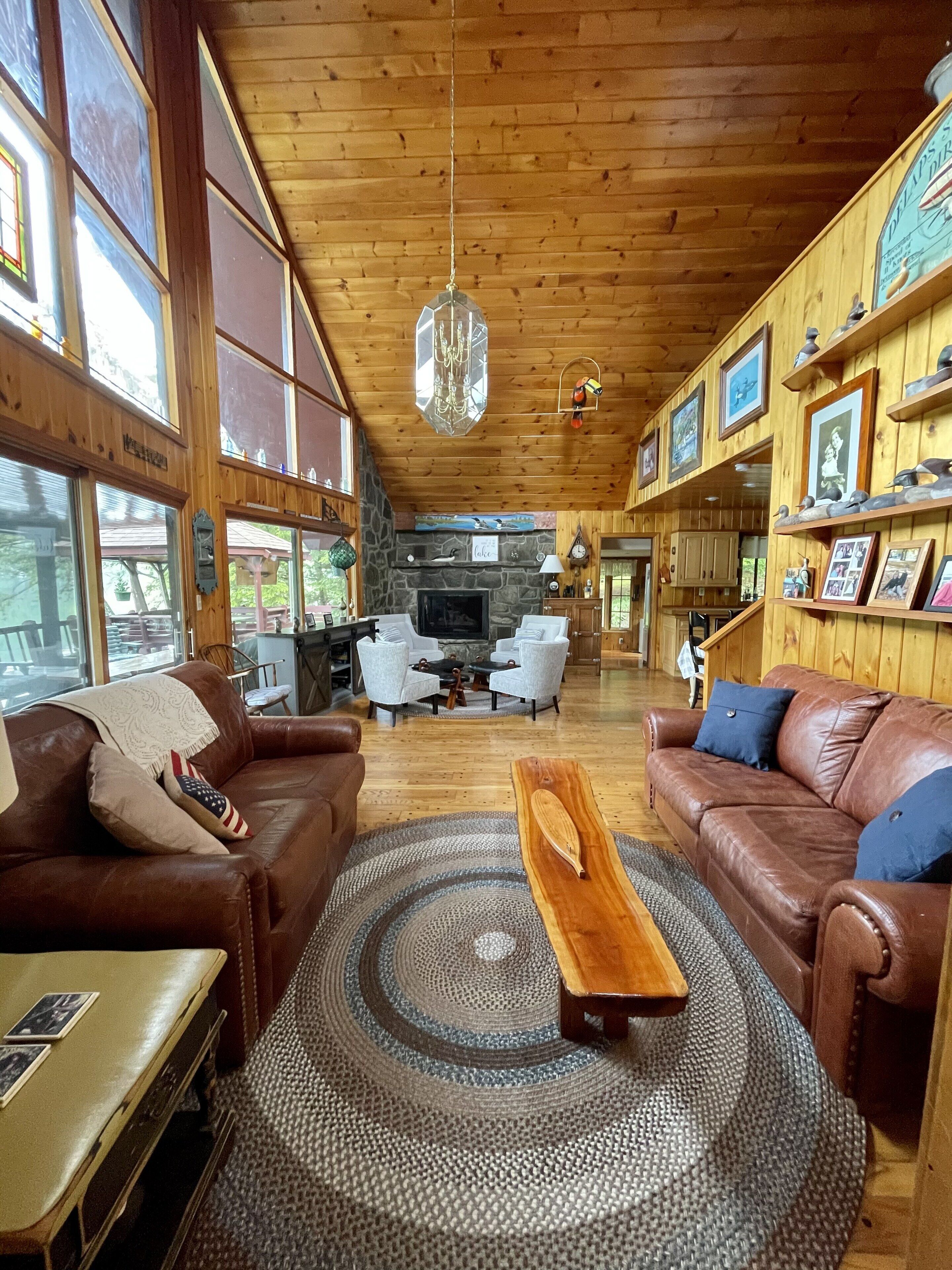 Älytelevisio, takka, DVD-soitin, kirjoja