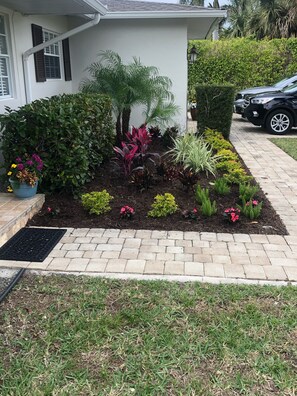 Property grounds - Closest private rental home to beach access and JW Marriott! 3 minute walk! (Marco Island)