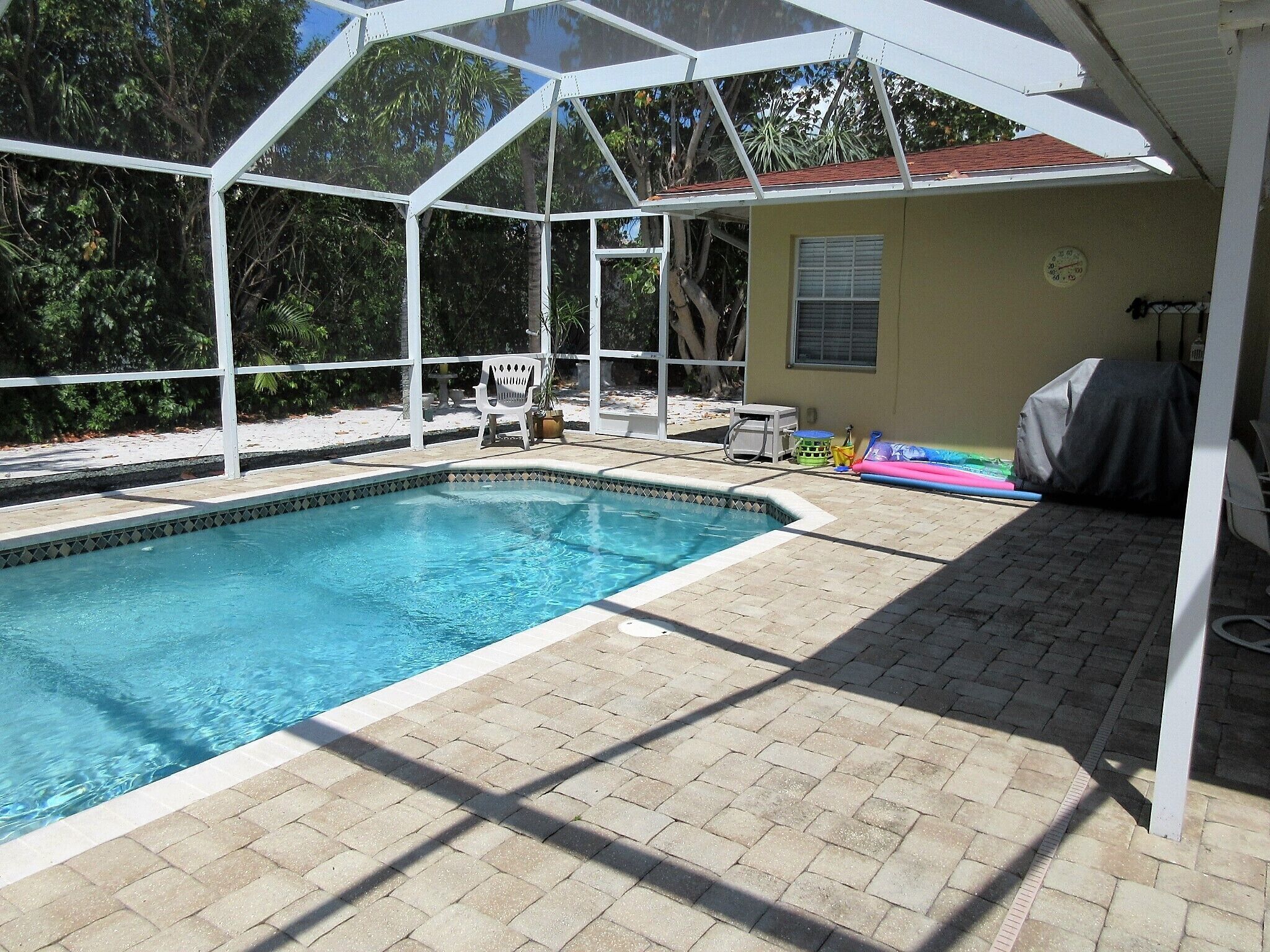 Een buitenzwembad, een verwarmd zwembad