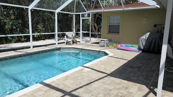 Een buitenzwembad, een verwarmd zwembad