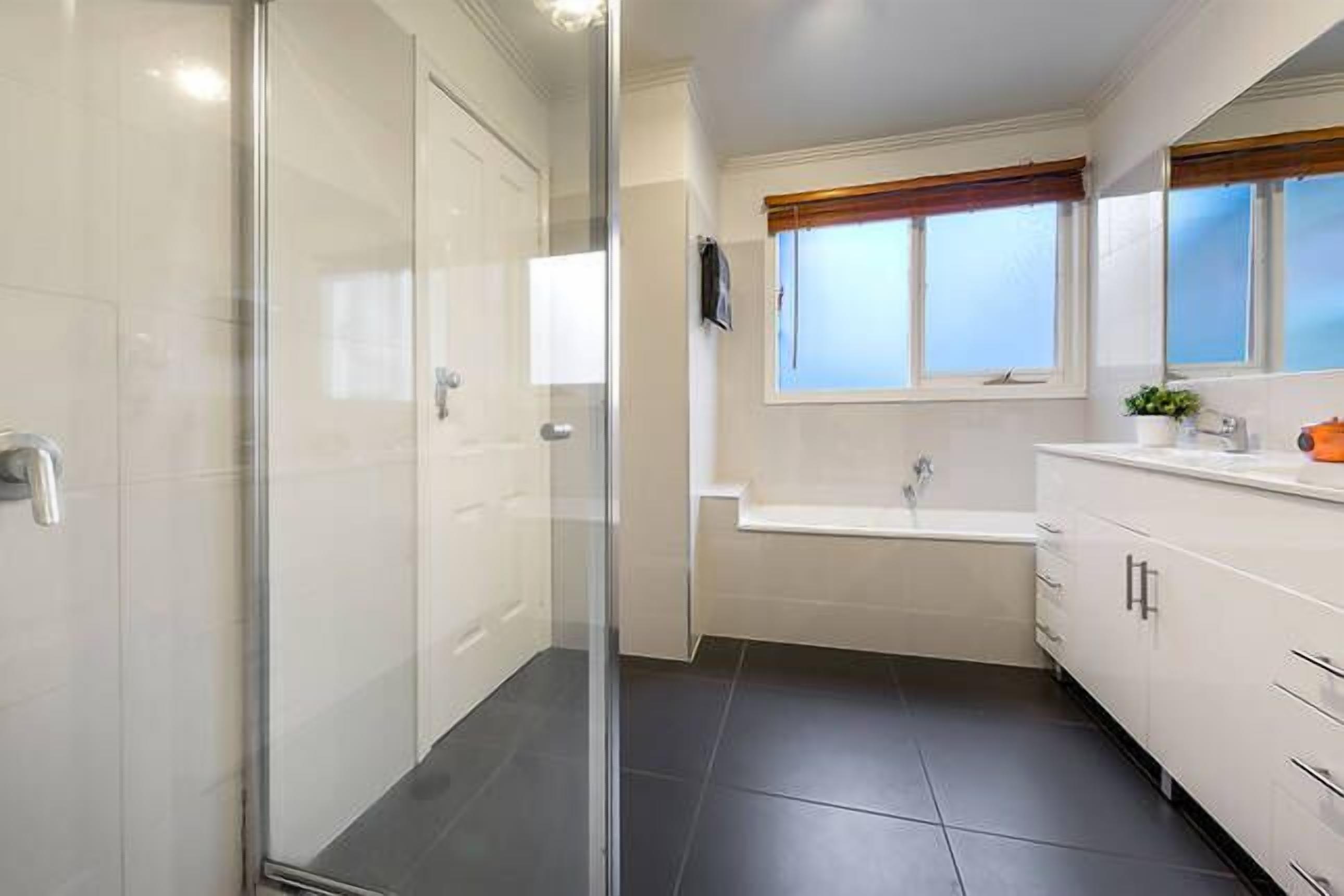 Brunswick 3br 2br Great location — image 14