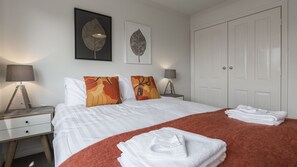 3 間睡房、書桌、熨斗/熨衫板、可攜式嬰兒床