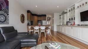 Smart TV, DVD player, toys, books - Light-Filled 3br 2br Brunswick Stay | Food, Coffee & City at Your Doorstep (Brunswick East)