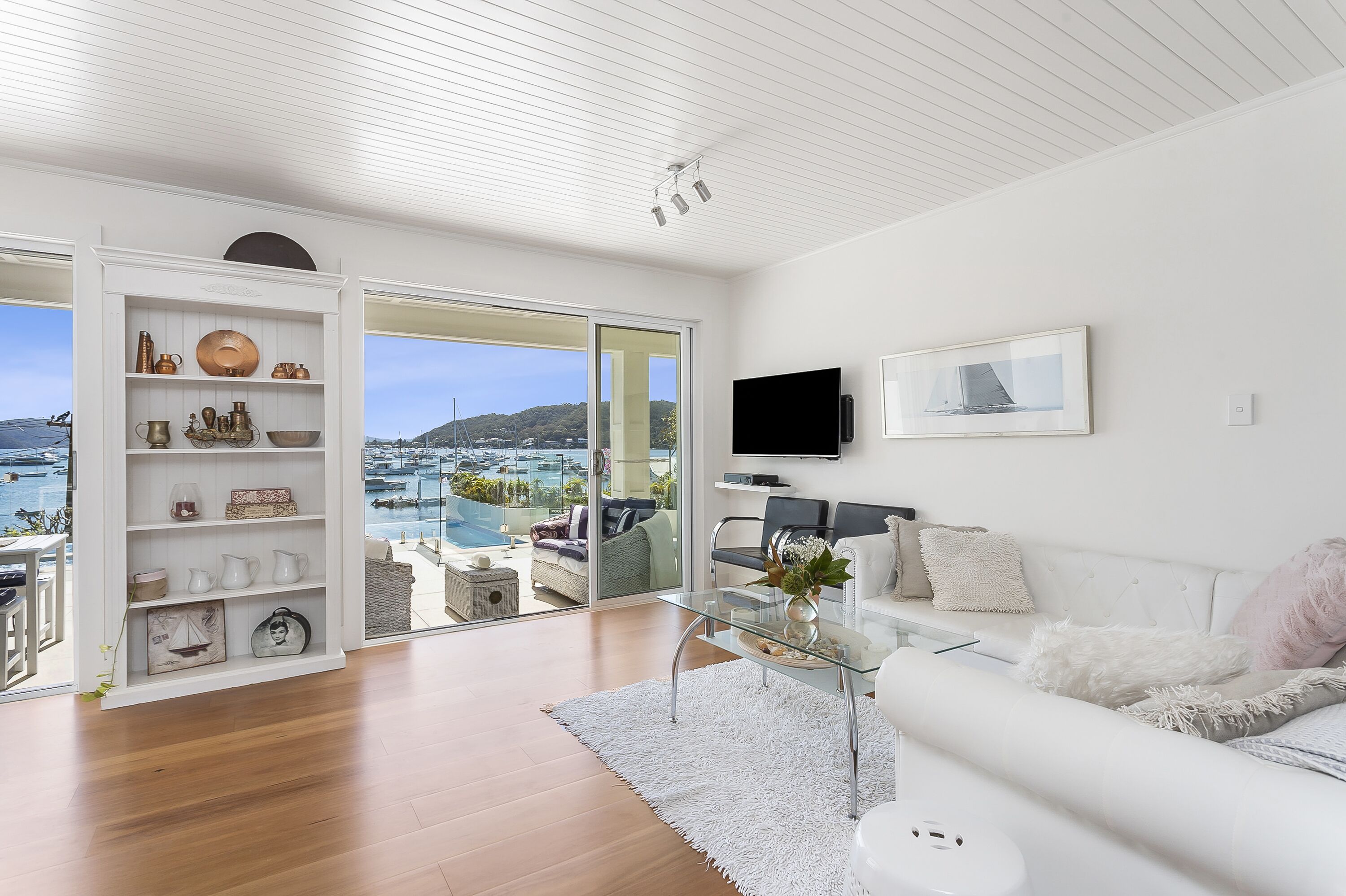 Avalon Careel Bay Waterfront Lower Duplex Deck w exclusive use Infinity Pool — image 6