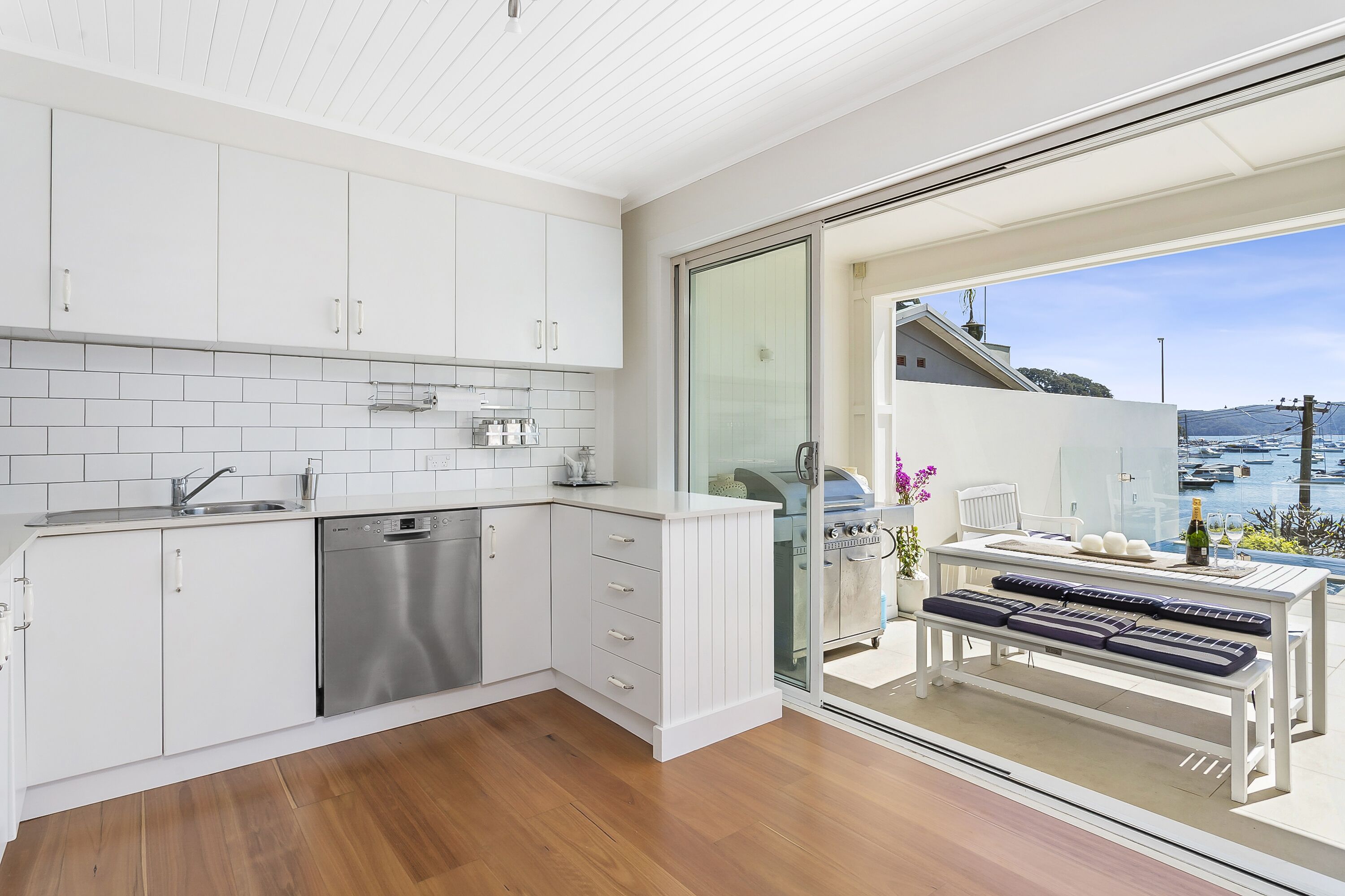 Avalon Careel Bay Waterfront Lower Duplex Deck w exclusive use Infinity Pool — image 7