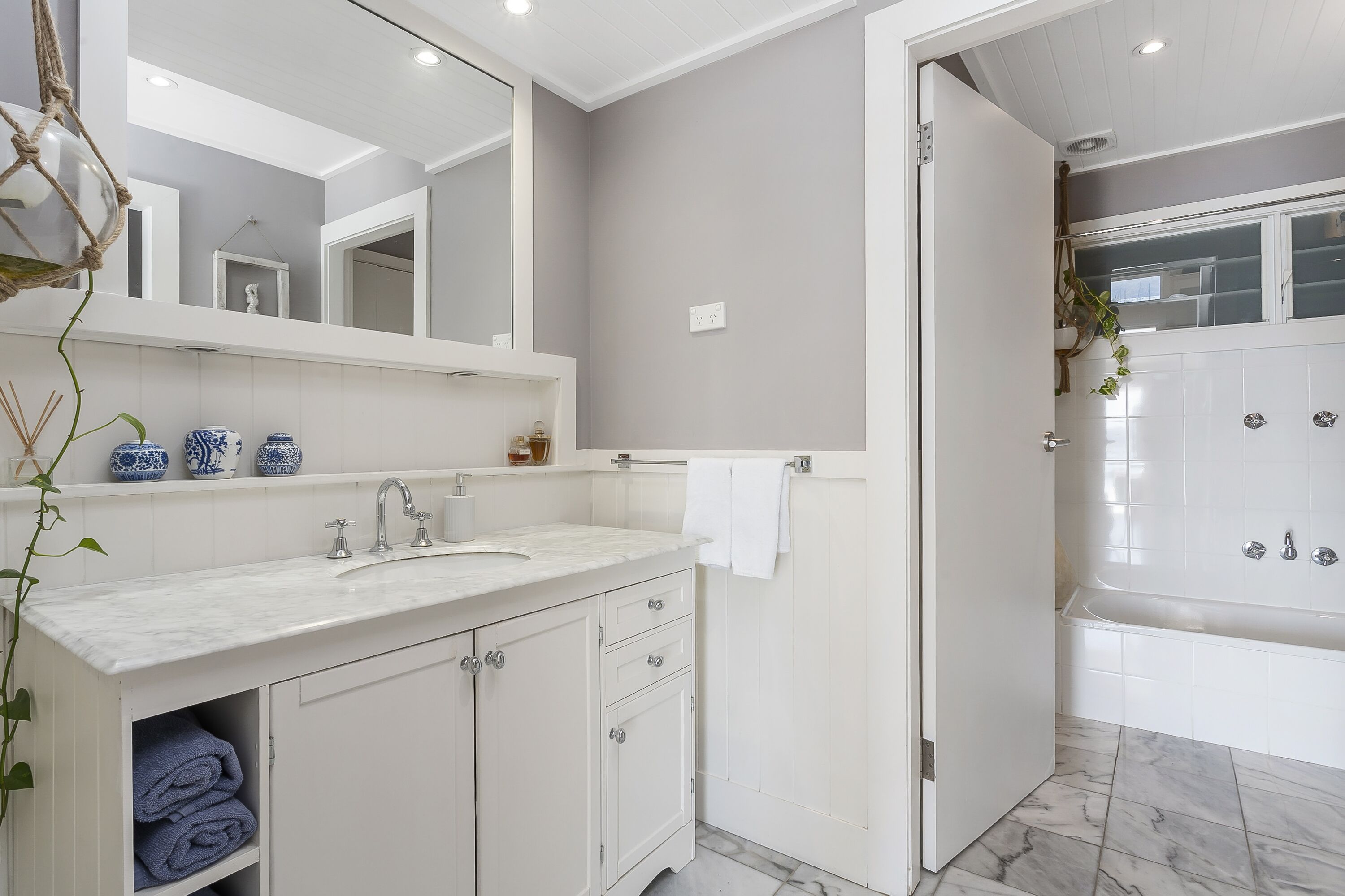 Avalon Careel Bay Waterfront Lower Duplex Deck w exclusive use Infinity Pool — image 12