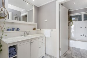 Bathtub, hair dryer, towels, soap - Avalon Careel Bay Waterfront Lower Duplex Deck w exclusive use Infinity Pool (Avalon Beach)