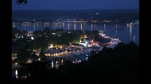 ROMANTIC TOP FLOOR, DOWNTOWN NESTING w KING BED & WATER VIEW OF MT. BALDHEAD