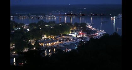 ROMANTIC TOP FLOOR, DOWNTOWN NESTING w KING BED & WATER VIEW OF MT. BALDHEAD