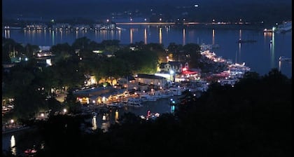 ROMANTIC TOP FLOOR, DOWNTOWN NESTING w KING BED & WATER VIEW OF MT. BALDHEAD