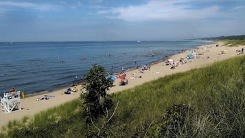 Aan het strand, ligstoelen aan het strand, strandlakens