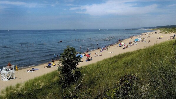 Sulla spiaggia, lettini da mare, teli da spiaggia