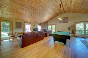 Smart TV, fireplace, DVD player