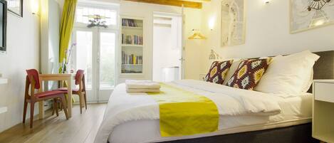 1 habitación, caja de seguridad en la habitación y escritorio