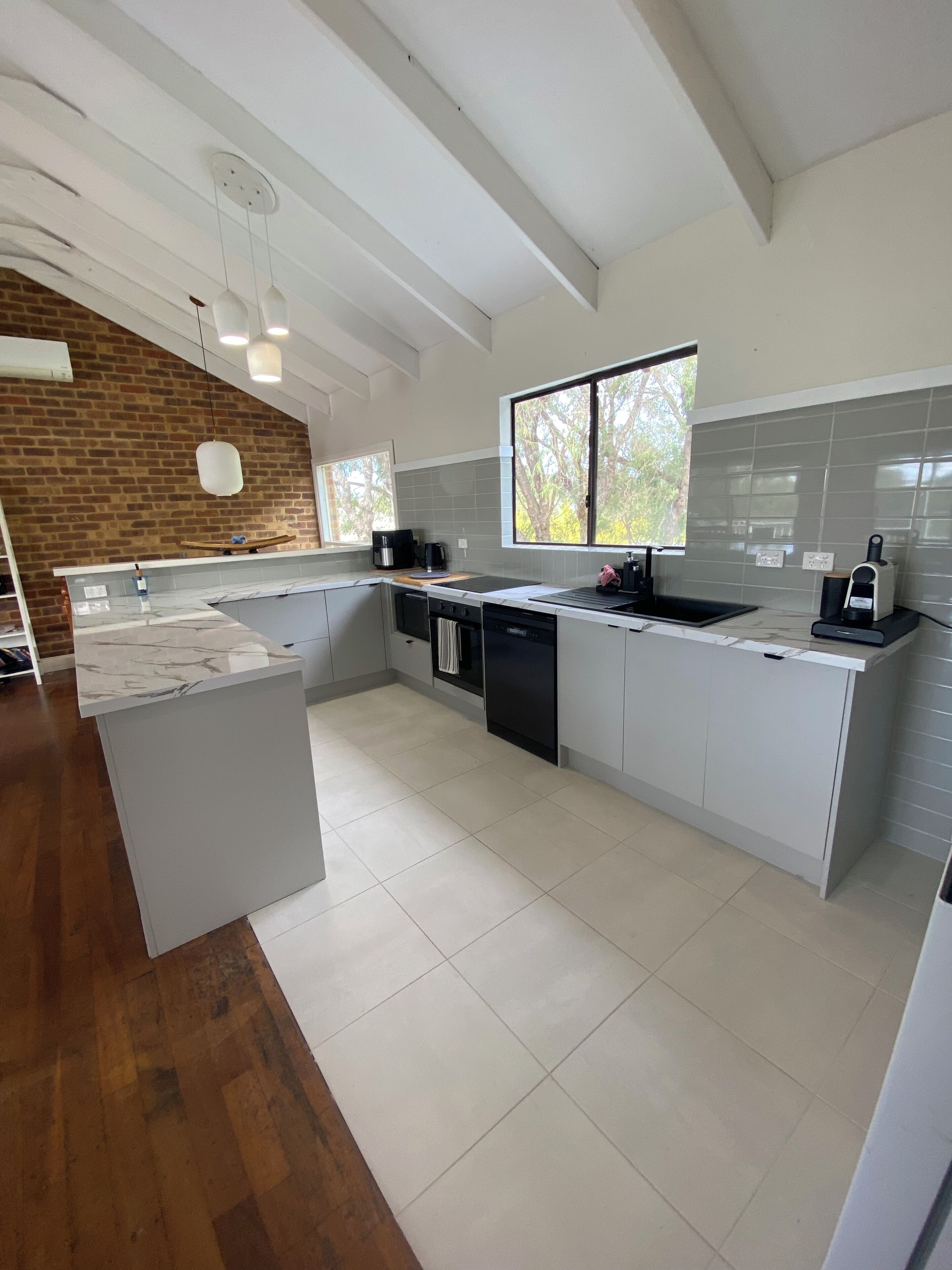 Jääkaappi, mikroaaltouuni, uuni, liesi