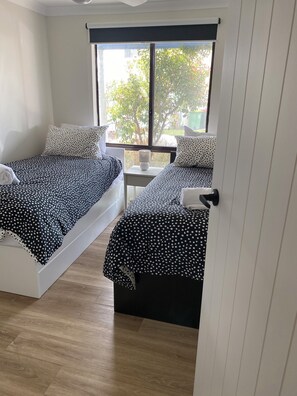 4 slaapkamers, een strijkplank/strijkijzer, beddengoed