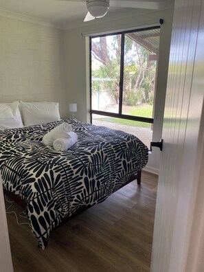 4 bedrooms, iron/ironing board, bed sheets - Just 1 street from Beach. Relaxed home, Ideal for families. Linen provided. (Dunsborough)