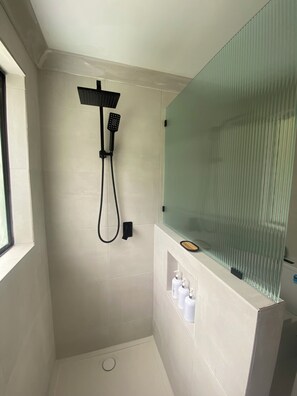 Combined shower/bathtub, towels, soap, shampoo