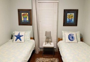 3 間睡房、熨斗/熨衫板、可攜式嬰兒床、床單