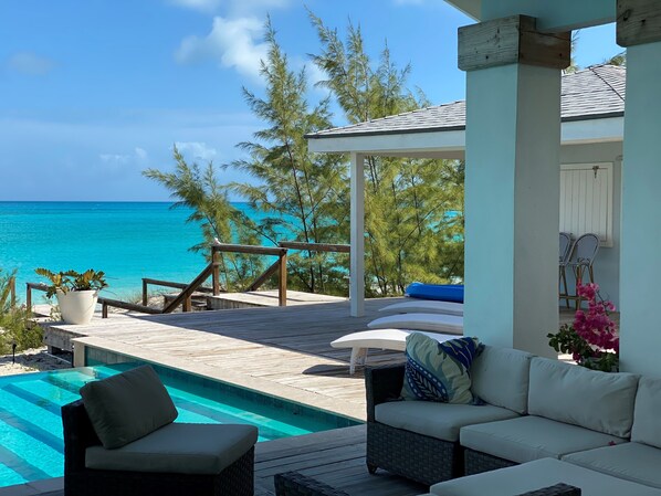 Outdoor pool, an infinity pool - Luxurious 5000 sq ft Beachfront Villa ON TROPIC OF CANCER BEACH (Exuma)
