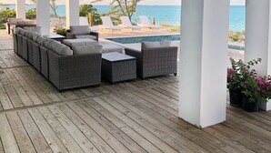 Un espace extérieur aménagé, abrité et doté d’une piscine, avec vue sur l’océan.