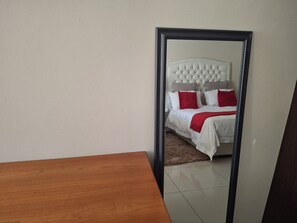 2 habitaciones, escritorio, tabla de planchar con plancha y wifi gratis 