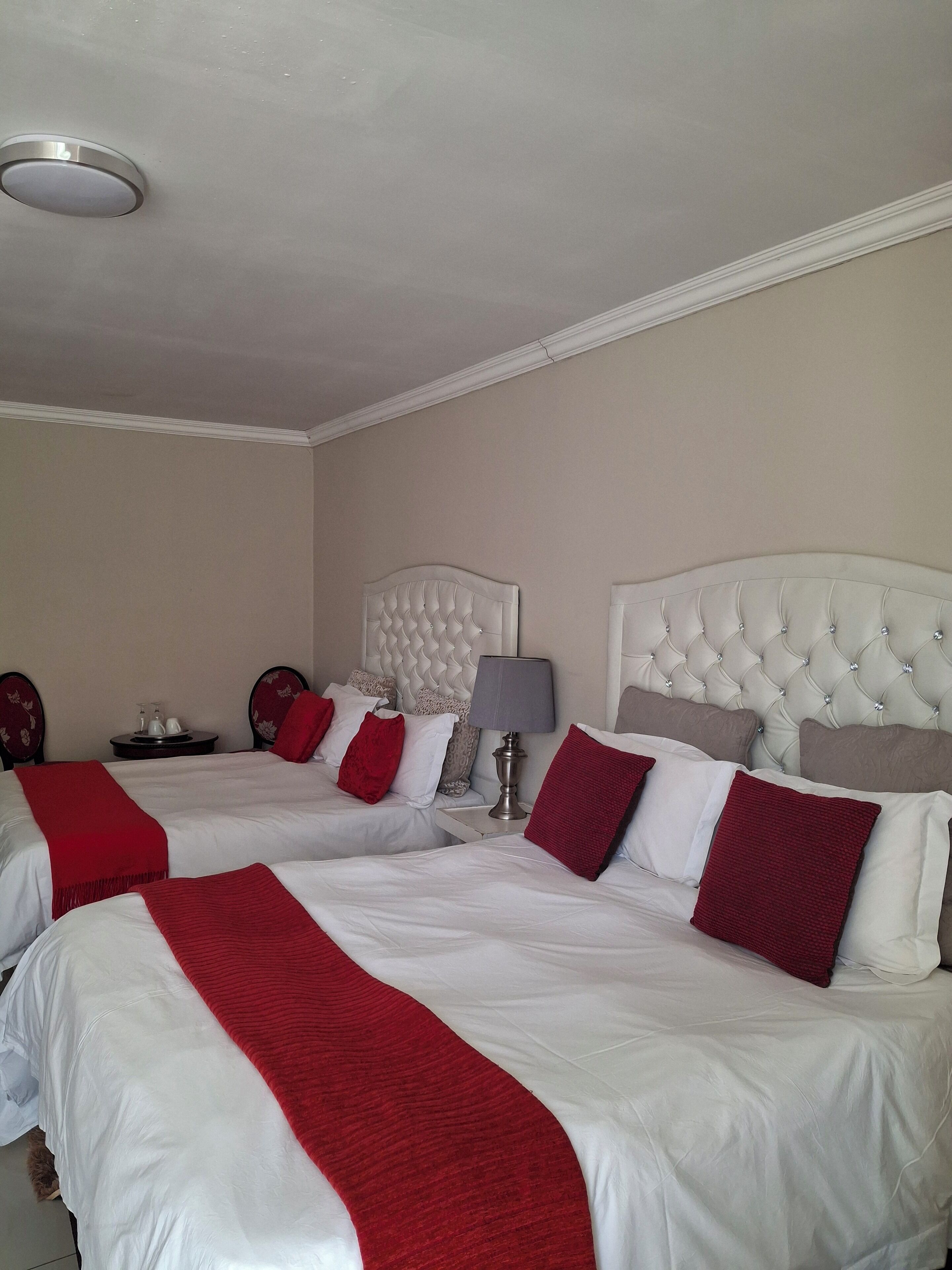 2 soverom, skrivebord, strykejern/-brett og wi-fi (inkludert)