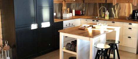 Refrigerador, microondas, horno, placa de cocina