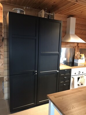 ثلاجة، ميكروويف، فرن، موقد طهي مسطح