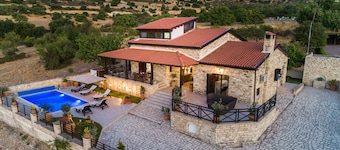 Lefkara Chalet ideal for 8 guests with mountain and sea view