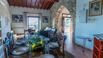 Una televisión, una chimenea, videojuegos