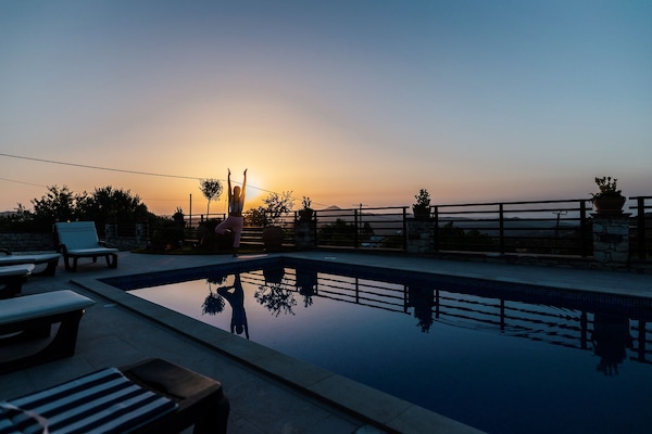 Una piscina al aire libre, una piscina climatizada
