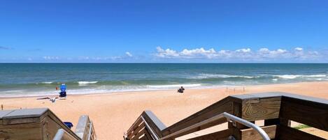 Privatstrand, Liegestühle, Strandtücher