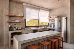 Kjøleskap, ovn, kokeplater og kaffetrakter/tekoker