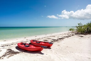Am Strand, Liegestühle, Strandtücher