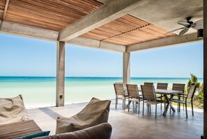 Deck overlooking the water - Modern Beachfront villa (Holbox)